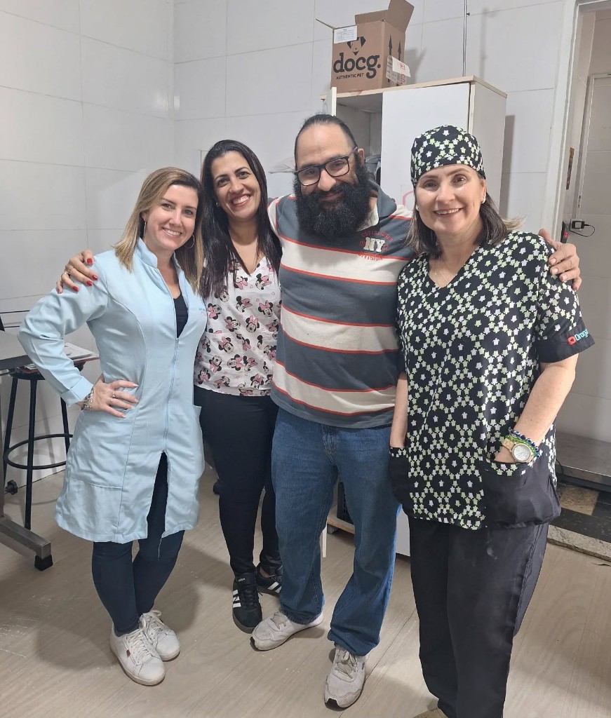 Dr. Saulo com equipe e amigos durante atuação ligada à ONG Defesa da Vida Animal