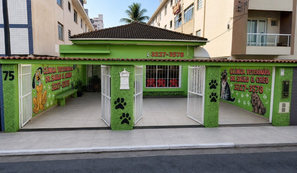 Fachada verde da Clínica Vet Saulo na Rua São José, 75, Embaré, Santos